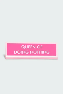 QUEEN OF DOING NOTHING - Plaque de bureau | Rose*FLAMINGO CANDLES Outlet