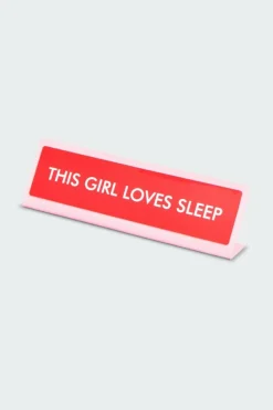 This Girl Loves Sleep Deskplate Sign - Plaque de bureau | Rouge*FLAMINGO CANDLES Hot