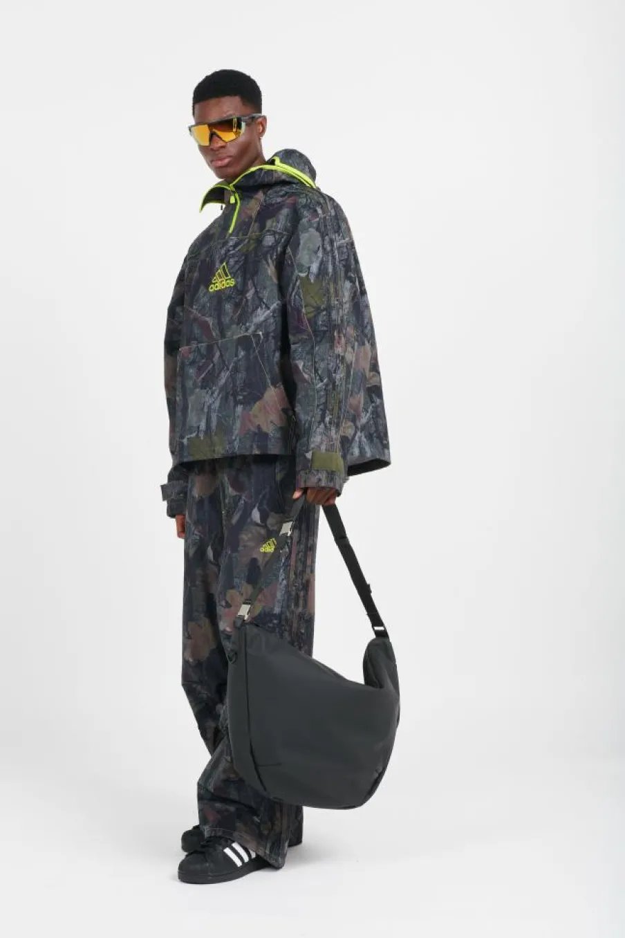 VALERA SHOULDER BAG LARGE W3 - Sac de voyage | Noir*RAINS